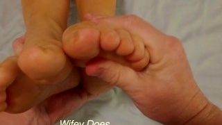 Wife gets her soles and toes caressed