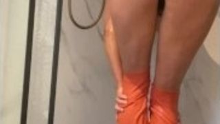 Mrs Jizz rinses spunk off her yoga trousers booty