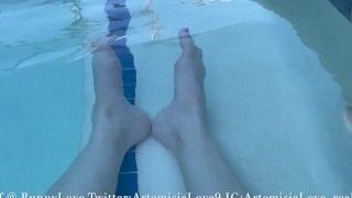 Artemisia enjoy point of view soles fetish in the pool OF@Bunnyenjoy Twitter:Artemisiaenjoy9 IG:Artemisiaenjoy_real