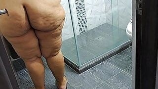 I wank seeing my mind-blowing stepmother's yam-sized donk