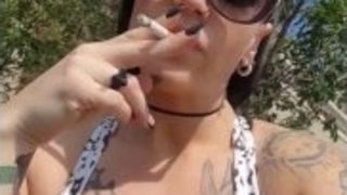 KandyxB creeps in a ciggy in the middle of her exercise