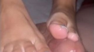 Fat Latina cougar puts her ideal feet and toes to workðŸ¤¤ MUST witness